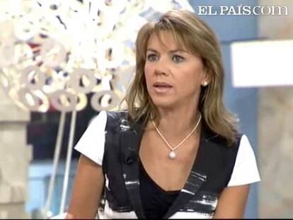 La secretaria general del Partido Popular, María Dolores de Cospedal, negó hoy toda credibilidad a las afirmaciones del ministro Alfredo Pérez Rubalcaba en las que negaba que en España se produzcan escuchas ilegales y, para ello, recordó que quien ahora sostiene eso "es la misma persona que dijo que el GAL no existe" durante los años de guerra sucia contra ETA.Cospedal se expresó así en una entrevista a Telecinco, en la que acusó al ministro del Interior de "contar medias verdades" sobre las presuntas escuchas ilegales al Partido Popular. Admitió que las escuchas que se han producido a dirigentes del PP pueden haber tenido un origen legal pero haber incurrido posteriormente en un precepto ilegal por conservarlas una vez desechadas por el juez o al filtrarlas con fines políticos a los medios de comunicación.Cospedal insistió en que "quien tiene la obligación de hacer la investigación es la Fiscalía" y no el Partido Popular. De hecho, se preguntó "para qué están la Fiscalía y los jueces" si, como dice el Gobierno, tiene que ser el Partido Popular quien encuentre y presente las pruebas de las escuchas.Recalcó que "en España se está produciendo una utilización antidemocrática de las instituciones del Estado de Derecho" para dañar políticamente al principal partido de la oposición y negó que sus acusaciones en pleno mes de agosto sobre escuchas ilegales fueran una improvisación. "Sabía muy bien lo que estaba diciendo", apostilló.En concreto, Cospedal dijo tener "muchísimos indicios" de esas escuchas y relató que una conversación privada por teléfono del coordinador de Libertades Públicas del PP, Federico Trillo, fue publicada horas después por un medio de comunicación sin posibilidad de que hubiera sido grabada legalmente, ya que "Trillo no está sometido a ninguna investigación judicial".