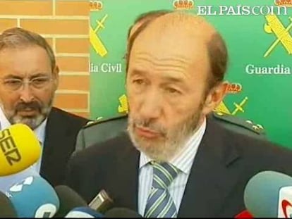 Este sábado, durante la visita a las nuevas instalaciones de la Guardia Civil en Villamartín (Cádiz), el ministro del Interior, Alfredo Pérez Rubalcaba, ha calificado de "un poco fuertes" las declaraciones realizadas ayer por el presidente de la Generalitat valenciana, Francisco Camps, quien aseguró que Zapatero quiere "convertir a España en un régimen de terror".