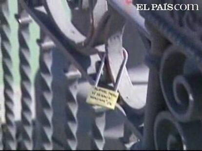 Muchas han sido las parejas que han simbolizado su amor colocando un candado en el puente de Triana. Candados que parecía que nunca se abrirían, pero que el Ayuntamiento de Sevilla ha decidido retirar, ya que esta nueva moda daña la estética del puente.