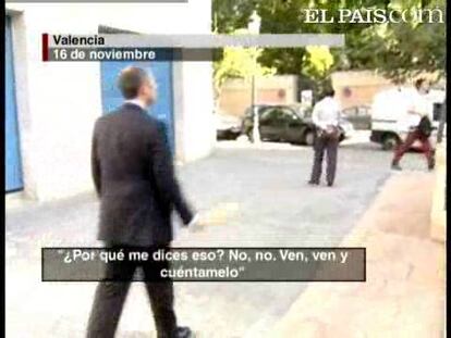 El presidente de la Generalitat Valenciana, Francisco Camps, se ha encarado en plena calle con un joven que le ha llamado "corrupto" y le ha achacado que no representa a nadie