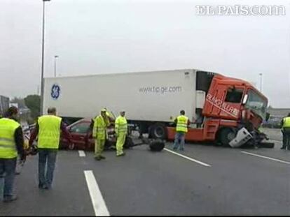 Han tardado más de tres horas en retirar los vehículos y limpiar la carretera. En plena hora punta, esta mañana en Madrid, dos camiones chocaban y arrastraban a cuatro turismos más. La niebla y sobre todo la lluvia han sido las posibles causas del choque: un alcance por detrás a poca velocidad, pero que ha mandado al conductor de uno de los camiones al hospital. Su estado es grave. Ha ocurrido en la A-6 en sentido Madrid.