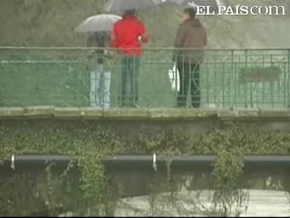 Las intensas lluvias y los fuertes vientos que se registran en la Comunidad gallega desde la pasada tarde han provocado pequeñas inundaciones, el desbordamiento de ríos y la caída de árboles en varios municipios gallegos. La provincia más afectada ha sido Pontevedra. Allí el desbordamiento del río Umia a su paso por Caldas de Reis ha provocado pequeñas inundaciones y se teme que esta tarde la situación pueda empeorar.La Agencia Estatal de Meteorología mantiene por viento y lluvia en alerta naranja (riego importante) a las provincias de A Coruña, Lugo y Pontevedra, y amarilla a Ourense.