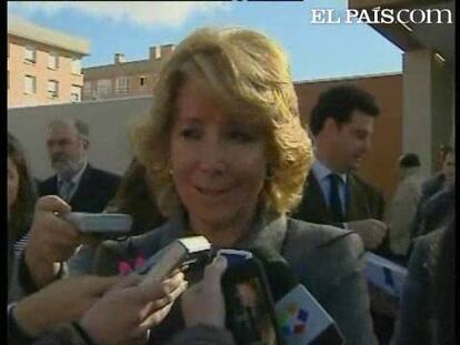 La presidenta de la Comunidad de Madrid, Esperanza Aguirre, ha asegurado hoy que en la Ley del Menor "algo falla" y, por lo tanto, hay que reformarla, después de conocer que El Rafita ha delinquido tres veces pese a estar en libertad vigilada por el asesinato de la joven Sandra Palo. Aguirre se ha mostrado partidaria de una cadena perpetua revisable caso por caso y, tal y como hizo ayer el presidente del PP andaluz, ha pedido abrir un debate sobre su implantación.