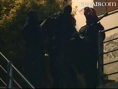 La Brigada Antiterrorista del Departamento de Interior del gobierno vasco comenzaba sobre las 3:30 horas de la madrugada que se ha saldado, hasta el momento, con cinco detenidos.