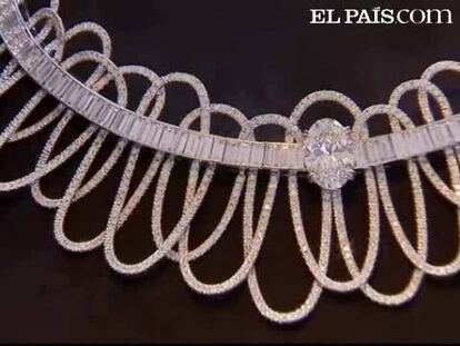 Tras la alta costura.... llega la alta joyería. Es el legítimo broche de oro a la semana de la moda de París.Por primera vez, las cinco joyerías más famosas de la capital francesa muestran sobre esta pasarela sus últimas creaciones. Piezas exclusivas que, como dice el director de la exposición, nada tienen que ver con la joyería tradicional.Y debe de ser así, porque aquí no hay nada que valga menos de 50.000 euros. Incluso hay alguna que supera los 400.000 Precios sin miedo a la crisis que afecta al sector. Durante 2009 la venta en joyería cayó un 12 por ciento. Pero están convencidos de que conseguirán remontar el vuelo. Sobre todo con la vista puesta en China.