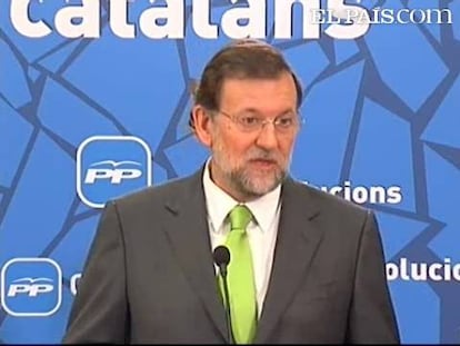 El presidente del PP, Mariano Rajoy, ha anunciado que asistirán a las reuniones convocadas por la comisión que busca acuerdos económicos para llegar a un gran pacto, aunque confiesa que no confían en sus resultados. "Nosotros vamos a ir a todos los lugares a donde se nos cite, pero lo que no es bueno en este momento es perder el tiempo y, sinceramente, pienso que el Gobierno está perdiendo el tiempo e intentando distraer de lo esencial".