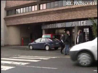 Los cinco bomberos catalanes que fueron identificados erróneamente como etarras en un vídeo difundido por las autoridades francesas concluyeron poco antes de las tres de la tarde su declaración ante la policía. Los cinco hombres llegaron en una furgoneta roja, con material para practicar escalada y objetos personales, que dejaron en la comisaría cuando fueron trasladados por una delegación de la Generalitat a París.