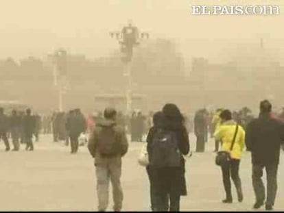 Toneladas de arena procedentes de los desiertos del interior de China han cubierto este sábado la ciudad de Pekín. La capital de China ha quedado inmersa en una nube amarillenta que según las autoridades podía ser "peligrosa".