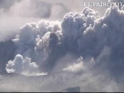 El volcán Eyjafjalla sigue lanzando lava, ceniza y otros materiales aunque con menor intensidad. La nube de cenizas pierde poco a poco altitud, aunque los vulcanólogos se mantienen en permanente alerta.