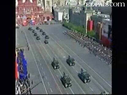 La más solemne de las celebraciones nacionales ha contado con un impresionante desfile militar en la Plaza Roja de Moscú. En un gesto simbólico sin precedentes, soldados de infantería de Inglaterra, Estados Unidos y Francia han participado en el acto. En la tribuna de honor había numerosos jefes de Estado y de Gobierno extranjeros. Junto al primer ministro Vladímir Putin, han asistido la canciller alemana Angela Merkel, y el presidente chino Hu Jintao.