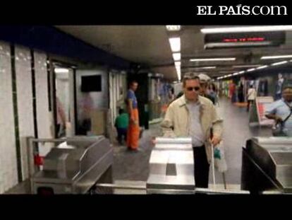 Tras la caída de una mujer en el hueco entre dos vagones el lunes, un invidente recorre varios tramos del Metro y evalúa la señalización de este medio de transporte. ¿Es adecuada?