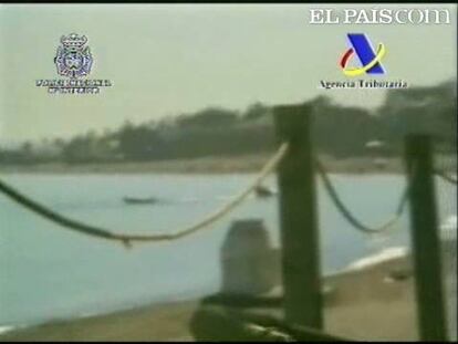 Agentes de la Policía Nacional y la Agencia Tributaria, ha permitido desarticular una red de narcotraficantes que utilizaba un método inédito para arrastrar fardos de hachís hasta la costa. El cargamento, procedente de Marruecos, era fondeado y anclado por los proveedores de la droga a unos veinte metros de profundidad en unas coordenadas previamente acordadas. La parte española de la organización marcaba el punto con una boya y un buceador, provisto de un equipo de respiración autónoma, se sumergía y amarraba con un cabo los fardos a una moto acuática para llevarlos hasta las proximidades de la orilla. Hay ocho detenidos y se han incautado 1.158 kilos de hachís, 700 de ellos recuperados del fondo del mar en las proximidades de la playa del Saladillo, en la localidad malagueña de Estepona. Este nuevo procedimiento, desbaratado por la acción de los investigadores, era denominado "el infalible" por los arrestados. Adquirían el hachís en Marruecos y, a través de diversos colaboradores, captaban a sus clientes y obtenían los vehículos y la infraestructura necesaria para el transporte de la droga.
