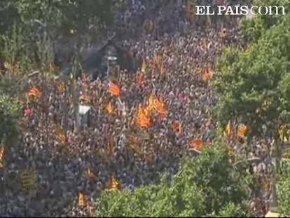 Este sábado, miles de personas en Barcelona han decidido salir a la calle para expresar su rechazo al fallo del Tribunal Constitucional sobre el Estatut. En la cabecera de la marcha, dos ex presidents, Jordi Pujol y Pasqual Maragall, junto al actual jefe de la Generalitat, José Montilla. Una gigantesca senyera sirve de fondo para la movilización. El lema "Somos una nación" marca el compás. Todas las calles están llenas de banderas catalanas, pero predominan los gritos y carteles a favor de la independencia.