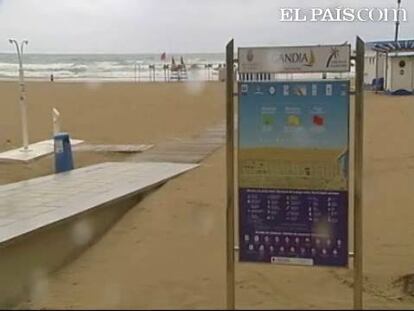 Uno de los destinos más comunes durante este fin de semana de agosto es Levante. Y en esta ocasión el tráfico habitual puede complicarse por las condiciones meteorológicas. La lluvia ha obligado a los conductores a extremar la precaución al volante. Se espera que el descenso de las temperaturas y el agua se queden con nosotros hasta el lunes. La lluvia ha sorprendido a los veraneantes en pleno agosto. Tiempo desapacible en las zonas de playa. Con mal revuelto y bandera roja lo mejor es ponerse de largo y darse un paseo por la playa. Pre emergencia por lluvias en toda la Comunidad Valenciana.