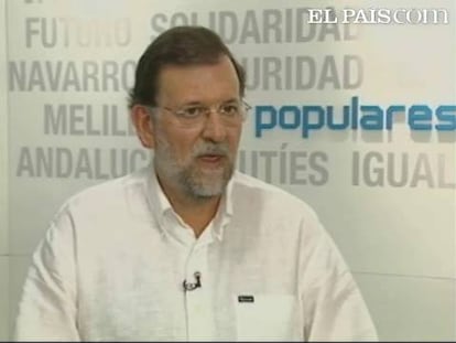 Este domingo, el líder del Partido Popular, Mariano Rajoy, ha cargado duramente contra la idea que el Gobierno tiene en mente de subir los impuestos. Rajoy ha calificado de "insulto" la intención del Ejecutivo de aumentar los impuestos "para ponernos a nivel europeo", ya que asegura que los españoles son los terceros ciudadanos de la UE que más esfuerzo fiscal hacen. El líder del PP cree que antes deberían equipararse los salarios y sueldos, que en España son más bajos. "Trabajar para que España tenga una renta disponible como la que tienen Alemania, Francia o Italia, y no subir impuestos". Por todo ello, Rajoy ha anunciado que su partido seguirá manteniendo una postura "beligerante" al respecto.