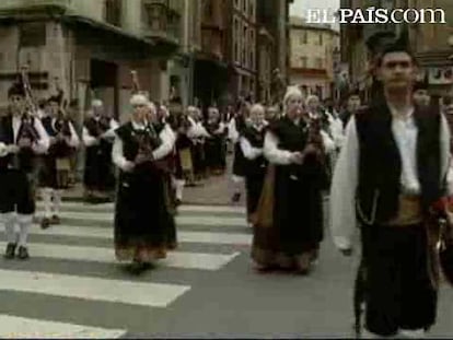 El director estadounidense ha adelantado su viaje a España para estar hoy en Oviedo, donde ha presentado una campaña promocional de Asturias en la que ha participado. Yogui y su inseparable Bubú fueron de los primeros mediáticos en descubrir y emigrar a Asturias. Al menos, en la ficción publicitaria. Pues a ellos quizás se les una alguien de carne y hueso. Woody Allen está en Oviedo, este año lo han fichado a él para promocionar el Principado. Mañana presentará su nueva película en el centro cultural Niemeyer. Antes, con su presencia le devuelve un poco de cariño a la tierra que le ha premiado tantas veces. Habrá que ver si Allen cumple y se jubila en Asturias. Si es que se jubila. De momento su próxima película, con Antonio Banderas en el reparto, se estrena este viernes.