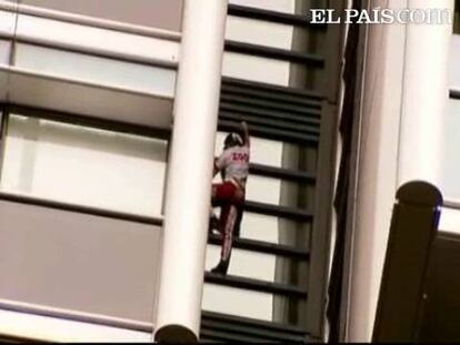 Tras escalar 70 de los edificios más altos y más emblemáticos del mundo el "hombre araña" ha subido esta vez por las paredes del Lumiere de Sydney. El francés, Alain Robert, ha escalado sin ningún tipo de seguridad este rascacielos de 52 pisos y 176 metros. Viejo conocido de la Policía por ascender a los edificios sin permiso ni equipo, fue arrestado al terminar su ascenso. Tardó 20 minutos en culminar su aventura, ante la mirada atónita de los australianos. La mayoría de sus hazañas han terminado con detenciones y multas.