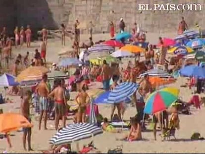 Las playas gallegas se encuentran llenas de gente gracias al buen tiempo del que están disfrutando en la comunidad en este primer fin de semana de septiembre. Este mes tiene sus ventajas: más tranquilidad, más espacio para poner la toalla y precios más baratos.