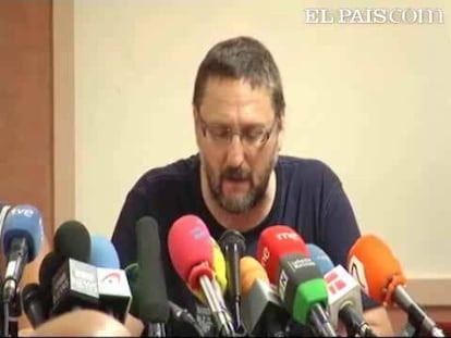 Los representantes de la izquierda <i>abertzale,</i> Tasio Erkizia, Agurne Barroso, Txelui Moreno y Mariné Pueyo, han leído un manifiesto en reacción al comunicado de ETA. Txelui Moreno ha leído el comunicado en castellano, sin aceptar preguntas de los periodistas. La izquierda <i>abertzale</i> considera la comunicación pública efectuada por ETA como "una decisión unilateral, indefinida y no condicionada al cese de sus acciones armadas" y resalta el "valor incuestionable para la instalación de la paz y la consolidación de un proceso democrático como marco imprescindible para abordar espacios de diálogo y negociación hacia la resolución definitiva del conflicto".