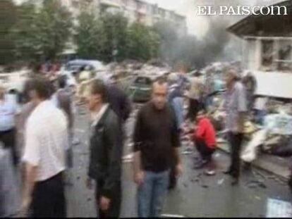 Al parecer un terrorista suicida se acercó a la entrada del mercado en un coche. Se trataba de un coche bomba que al estallar acabó con la vida de al menos 16 personas.
