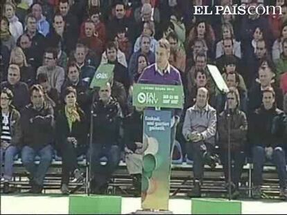 El presidente del PNV, Iñigo Urkullu, ha criticado las "escenificaciones" de la antigua Batasuna y ETA y, frente a los sucesivos documentos y comunicados de unos y otros, ha reclamado un "cese definitivo" de la actividad de la banda y una "disociación" de la misma por parte de Batasuna. Precisamente ese abandono definitivo de la violencia, junto el reconocimiento del "derecho a decidir", son dos de las fórmulas que ha planteado para acabar con el problema del terrorismo y "la profundización en la normalización política". Urkullu ha intervenido en Foronda (Alava) en el 'Alderdi Eguna' ('Día del Partido') del PNV, que se ha celebrado un día después de la presentación del documento de la izquierda abertzale, EA y Aralar en la que se pide a ETA un alto el fuego "permanente, unilateral y verificable" como "expresión de voluntad para un definitivo abandono" de su actividad. <strong>Especial: <a href="http://www.elpais.com/especial/eta/" target="_blank">Tregua de ETA</a></strong>