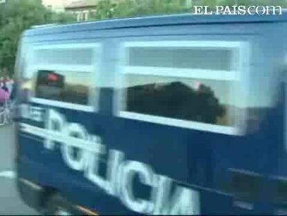 Un grupo de personas en bicicleta ha llevado a cabo una marcha por el centro de Madrid, con el objetivo de complicar el tráfico en la capital, que era mínimo a primera hora de la mañana.Decenas de ciclistas, con carteles de los sindicatos, han protestado en la zona de Atocha, pero la intervención de los antidisturbios ha disuelto la concentración para evitar que se colapsara esta céntrica zona de la capital.Se ha producido algún momento de tensión, pero no ha habido incidentes de gravedad.