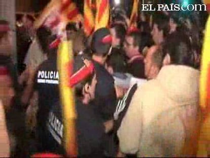 En Barcelona los enfrentamientos entre los Mossos d'Esquadra y los piquetes se han producido en las cocheras de autobuses. Los Mossos  han tenido que forcejear con los manifestantes para dejar salir a los vehículos de los servicios mínimos.  Por otra parte, unas 400 personas han bloqueado los accesos a Mercabarna con pequeñas hogueras.