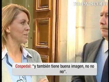 Varios políticos del PP comentan en un corrillo a las puertas de Senado sus sensaciones, un tanto distintas de la versión oficial de su partido, sobre el nuevo Gobierno de Zapatero