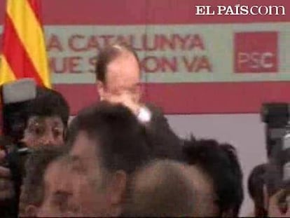 Miquel Iceta, portavoz del PSC y número 5 por Barcelona, ha recibido un huevazo durante su comparecencia ante los medios de comunicación. Iceta daba explicaciones para valorar los primeros escrutinios a pie de urna y los niveles de participación cuando uno de los asistentes le ha lanzado un huevo. Es una muestra de la tensión que se vive en la sede socialista después de que se hayan dado a conocer los primeros sondeos.Los miembros de seguridad han expulsado al agresor, que se ha marchado profiriendo gritos de "rojo de mierda" y "viva España".