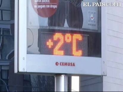 Una masa de aire frío y seco procedente de Europa ha entrado hoy por el norte peninsular y Balerares. La Agencia Estatal de Meteorología (Aemet) prevé bajadas de las temperaturas de hasta 7 grados. La bajada de la sensación térmica se sentirá durante el fin de semana, cuando se prevé podrá nevar a partir de los 200 metros de altura.