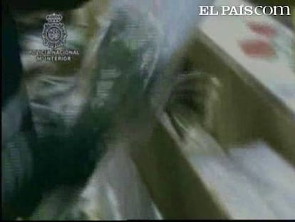 Agentes de la Policía Nacional han interceptado en el Aeropuerto de Madrid-Barajas 71 kilos de cocaína camuflados en 70 cajas de rosas.