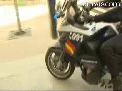 Un hombre de 35 años fue detenido ayer por la Policía Nacional minutos después de que atracase una joyería en el madrileño barrio de Salamanca. El atracador amenazó supuestamente a los empleados de la joyería con una pistola y les ató con cinta adhesiva los pies y las manos.