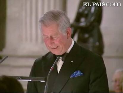 El Príncipe heredero, Carlos de Inglaterra, aseguró ayer en su intervención en castellano durante la cena de gala que los Príncipes de Asturias le ofrecieron en el Palacio de Oriente, que tanto él como su esposa, la Duquesa de Cornualles están "encantados y felices de estar disfrutando de la hospitalidad" española.
Una recepción con motivo de la visita oficial que el heredero de la corona británica ha hecho a España junto a su esposa Camila en donde no faltó el tradicional brindis. Don Felipe, sin embargo, no eludió en su alocución la situación de Gibraltar, para la que pidió una solución. Hoy la cita es en La Moncloa donde el príncipe de Gales se entrevista con el presidente del Gobierno, José Luis Rodríguez Zapatero.