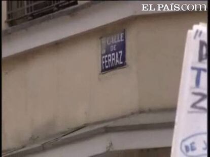 Un centenar de manifestantes piden la dimisión de Zapatero e increpan a Rubalcaba