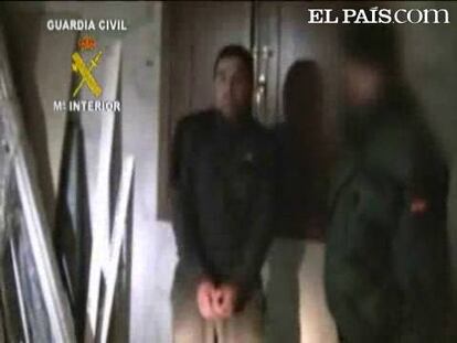 Es el que mejor conocía donde guardaban todo, donde tenían escondido el mayor arsenal que ETA tenía en nuestro país. Por eso, Aitor Esnaola llevó a la Guardia Civil a cada uno de esos lugares. Descubrió que una cuadra puede ser algo más que el lugar en el que descansa el rebaño. Bajo ese falso suelo, tenía 100 kilos de nitrato amónico y un revolver tan perfectamente envuelto que al quitarle el plástico aún brillaba. Igual que la munición o que sobre la alfombra de casa se puede convivir con un temporizadorpaso a paso, Esnaola trazó ante los agentes la ruta más macabra de la banda terrorista. La que tenía sembrado el monte de agujeros y dentro de ellos bidones cargados de explosivos. Así hasta llegar a dos toneladas y dejar al descubierto un auténtico polvorín.