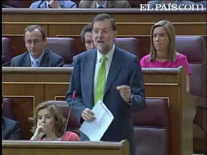 El presidente del Gobierno, José Luis Rodríguez Zapatero, aseguró hoy en el Pleno del Congreso de los Diputados, en respuesta al presidente del Partido Popular, Mariano Rajoy, quien le señaló que "tiene el dudoso honor de ser el presidente del Gobierno que más ha empobrecido a los españoles y que más recortes de derechos sociales ha hecho nunca", que "ya que no ayuda a salir de la crisis", por lo menos "llame la atención" al portavoz económico popular, Cristobal Montoro, "que ayer dijo que España está al borde del precipicio". "Por dos razones, porque es falso y porque es irresponsable y desleal hacer eso con nuestro país", sentenció.