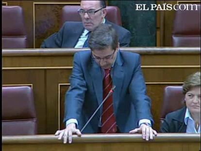 El presidente del Gobierno, José Luis Rodríguez Zapatero, aseguró hoy en el Pleno del Congreso de los Diputados, en respuesta al diputado de Unión del Pueblo Navarro (UPN), Carlos Salvador, quien le ha preguntado sobre la presencia de la coalición Bildu en las elecciones del 22 de mayo, que "con Bildu o sin Bildu, el Gobierno no consentirá que nadie se aproveche de las instituciones"."Con Bildu o sin Bildu, el Gobierno seguirá con su eficaz tarea de acorralar a ETA. Con Bildu o sin Bildu, el Gobierno no consentirá que nadie se aproveche de las instituciones. Con Bildu o sin Bildu, el Gobierno defenderá la unidad democrática y los principios que nos han llevado a ver como ETA es cada vez más débil y la democracia más sólida", señaló."Se podrá discrepar de una sentencia del Tribunal Constitucional, criticarla por supuesto lo que no es apropiado es grave es deslegitimar una sentencia del máximo intérprete de la Constitución", sentenció.