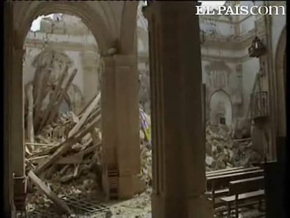 Desde el aire nos impacta su destrucción, en su interior, creemos haber asistido a un bombardeo. Así lucía la iglesia de Santiago sus seis siglos de historia. Cubierta ahora de escombros, ha sido la más maltratada por el seísmo. En Santo Domingo, su retablo de oro y sus valiosos frescos conviven hoy con los andamios que la apuntalan.