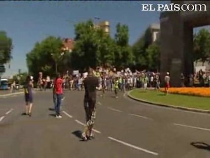 La convocatoria del 15M ha sido un éxito en Madrid. Miles de personas han secundado las seis marchas que han salido de los barrios y pueblos cercanos a la capital. Todas ellas han confluido en Neptuno. Ha sido una protesta multitudinaria, con familias enteras, con ciudadanos que un mes y cuatro días despúes del 15-M siguen indignadosUna manifestación en lo que lo más importante era la unión ciudadana, sin violencia y con un lema claro: Contra la crisis y el capital. Contra el llamado pacto del Euro que aprueba la flexibilidad laboral, la moderación de los salarios y la contención del gasto en pensiones, entre otras prestaciones sociales.