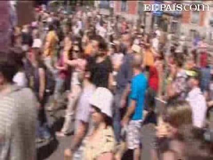 Decenas de miles de personas han respondido en Madrid a la llamada del movimiento 15-M. Una multitudinaria marcha que ha transcurrido en un ambiente muy reivindicativo pero festivo, sin que se haya registrado incidente alguno. Un impresionante despliegue policial, formado por más de un millar de agentes, ha impedido que los manifestantes cumplieran su objetivo inicial de llegar hasta el Congreso de los Diputados.