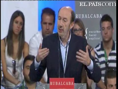 El candidato del PSOE a La Moncloa, Alfredo Pérez Rubalcaba, ha protagonizado este sábado en Mérida su primer mitin tras ser confirmado por la Ejecutiva de su partido. Rubalcaba se ha referido al examen a la banca española y ha asegurado que el proceso de reestructuración avanza bien pero que "hay que acabarlo para que los bancos vuelvan a prestar". "Es bastante evidente que cuando un sector está en reestructuración no se le puede pedir un esfuerzo, pero cuando acabe el proceso, sí", ha añadido.