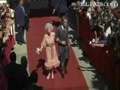 La Duquesa de Alba y Alfonso Díez salen a saludar tras el 'sí quiero'