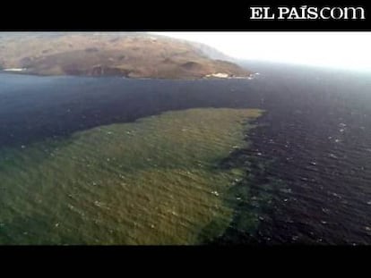 La mancha de azufre provocada por la actividad volcánica en las proximidades de El Hierro se ha acercado en las últimas horas a la costa sur de la isla canaria