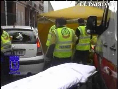 Espectacular tiroteo este lunes en el barrio madrileño de Arganzuela. Hay dos heridos graves. La policía sospecha que son dos delincuentes que acababan de robar un coche en la localidad de Getafe y que llevaban en el maletero a una víctima de secuestro exprés. La policía local de Getafe los persiguió hasta Madrid, donde tuvo lugar el tiroteo entre los agentes y los sospechosos.