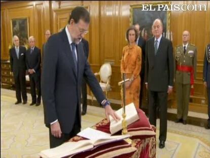 Mariano Rajoy ha jurado hoy su cargo ante el Rey tras haber salido ayer del Congreso investido como sexto presidente de la democracia.Tras el juramento, el nuevo presidente del Gobierno ha posado junto a los monarcas y el ya ex jefe del Ejecutivo Jose Luis Rodríguez Zapatero.Se espera que en las próximas horas se conozcan los nombres de los nuevos ministros.
