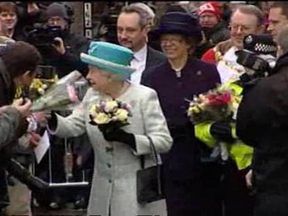 Isabel II celebra sus seis décadas de reinado en una escuela infantil