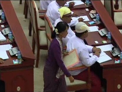 Suu Kyi toma posesión de su escaño en el Parlamento birmano