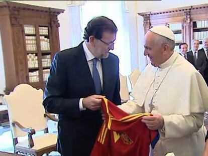 Rajoy hands Pope Francis a Spain national soccer team shirt