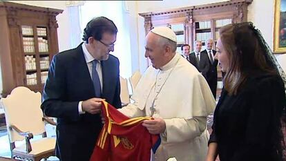 Rajoy hands Pope Francis a Spain national soccer team shirt