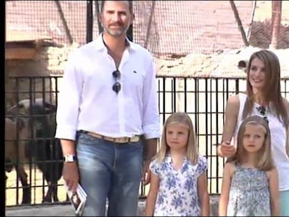 Los príncipes y sus hijas visitan la sierra de Mallorca afectada por el incendio